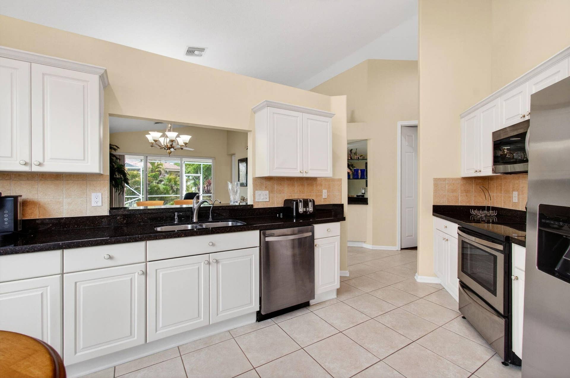 2752 Clipper Circle, West Palm Beach, FL 33411 Pass thru to Dining
