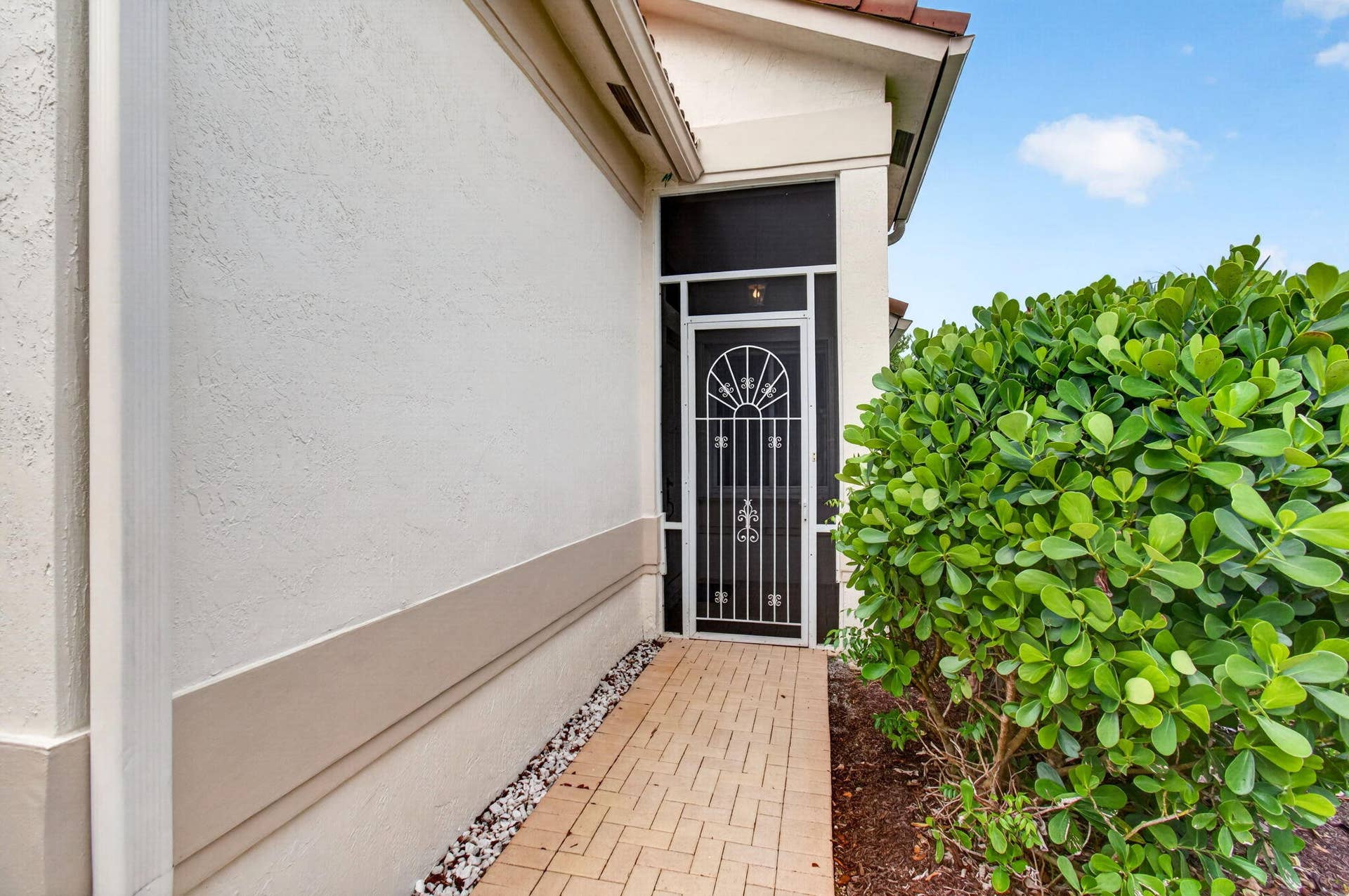 2752 Clipper Circle, West Palm Beach, FL 33411 Screen Front Patio