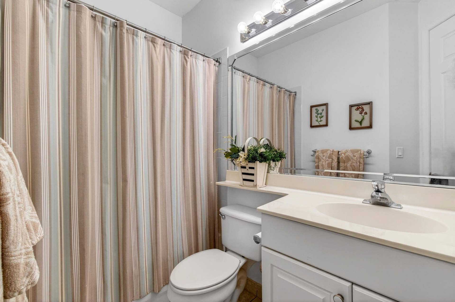 2752 Clipper Circle, West Palm Beach, FL 33411 Guest Bathroom to shower