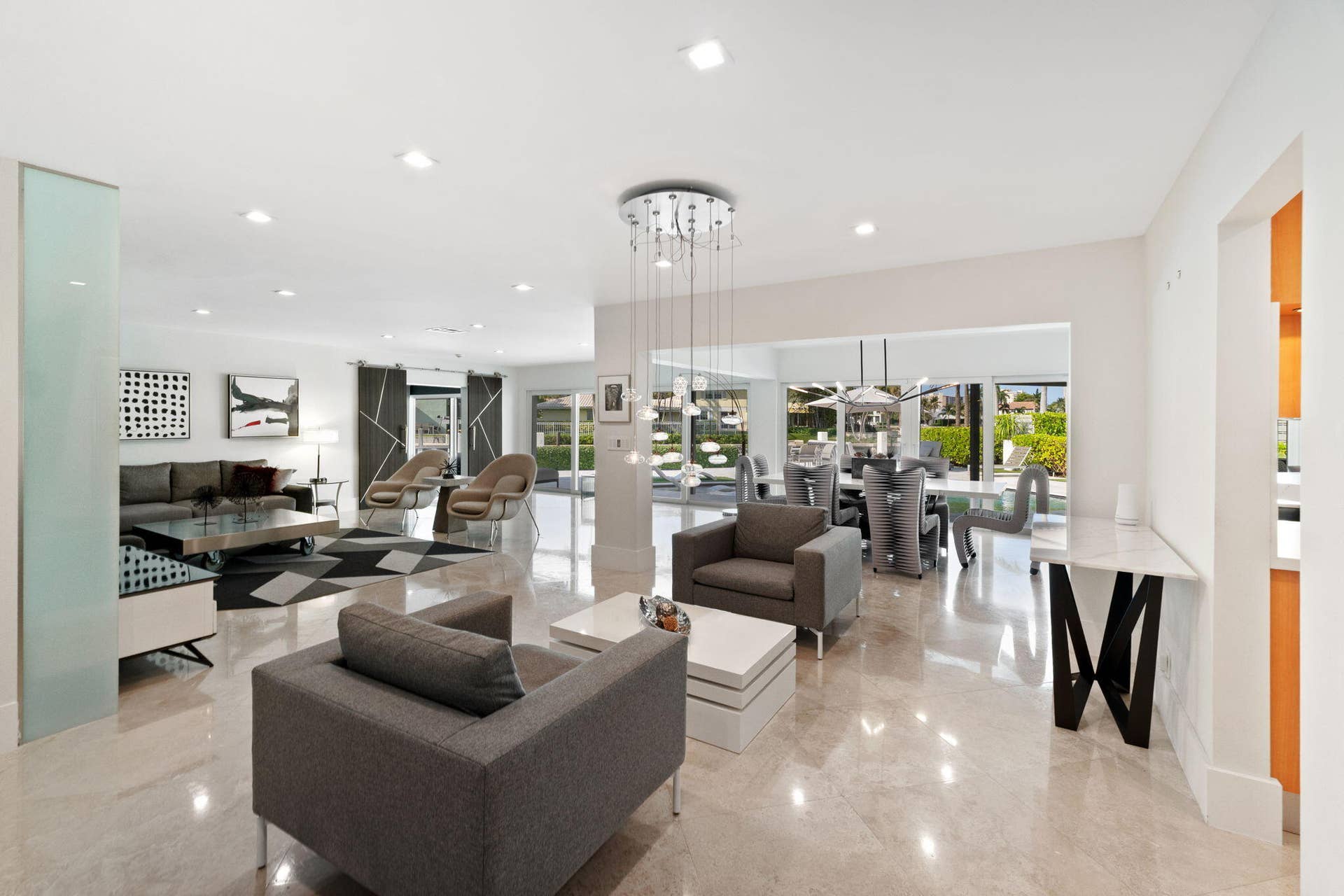 3321 NE 59th Street, Fort Lauderdale, FL 33308 entry sitting area