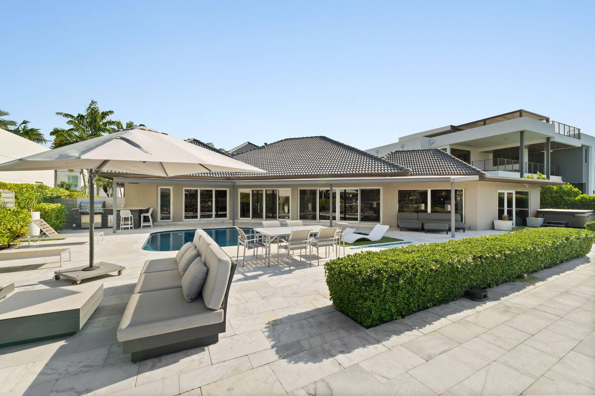 3321 NE 59th Street, Fort Lauderdale, FL 33308 pool sitting area