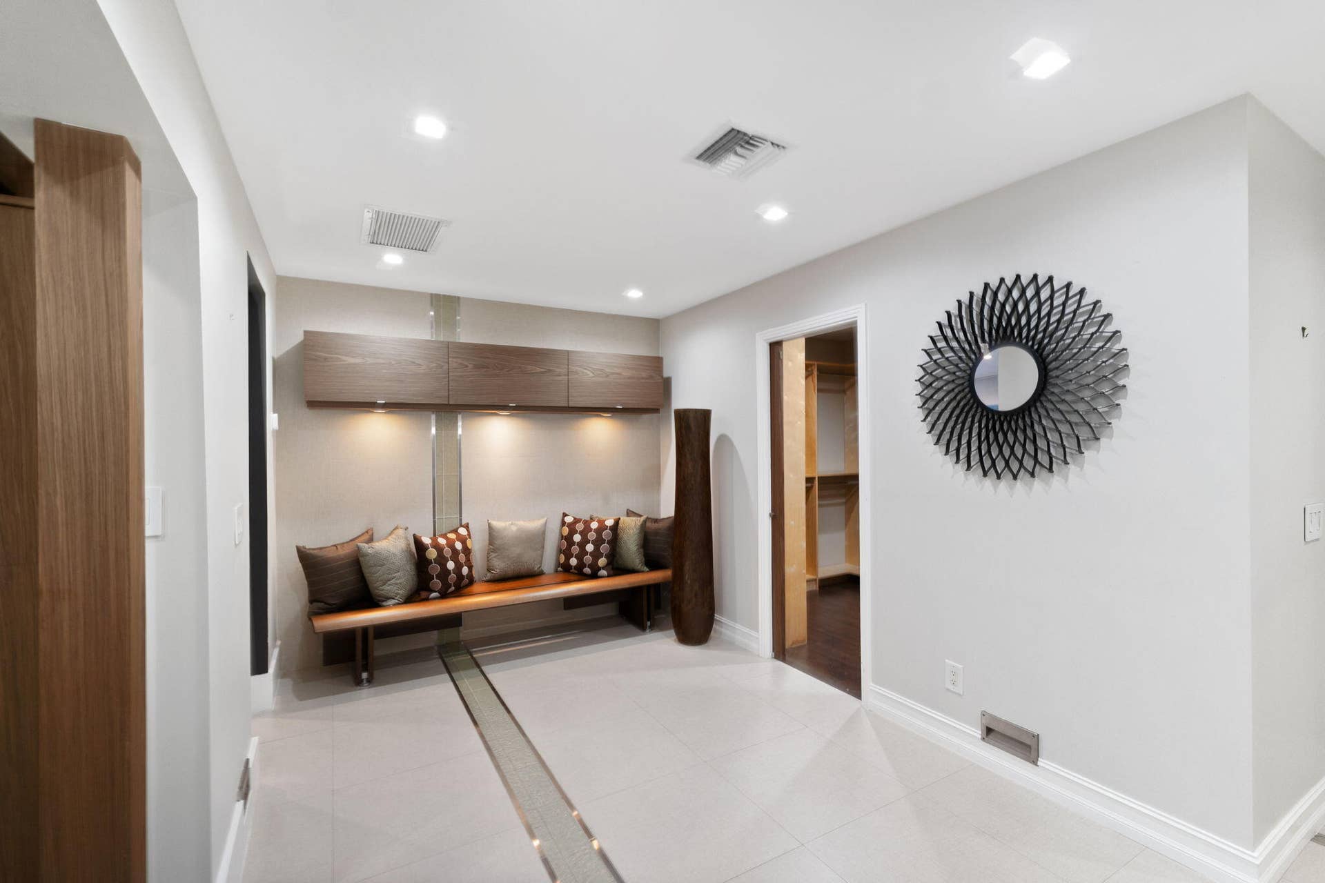 3321 NE 59th Street, Fort Lauderdale, FL 33308 primary bathroom sitting area