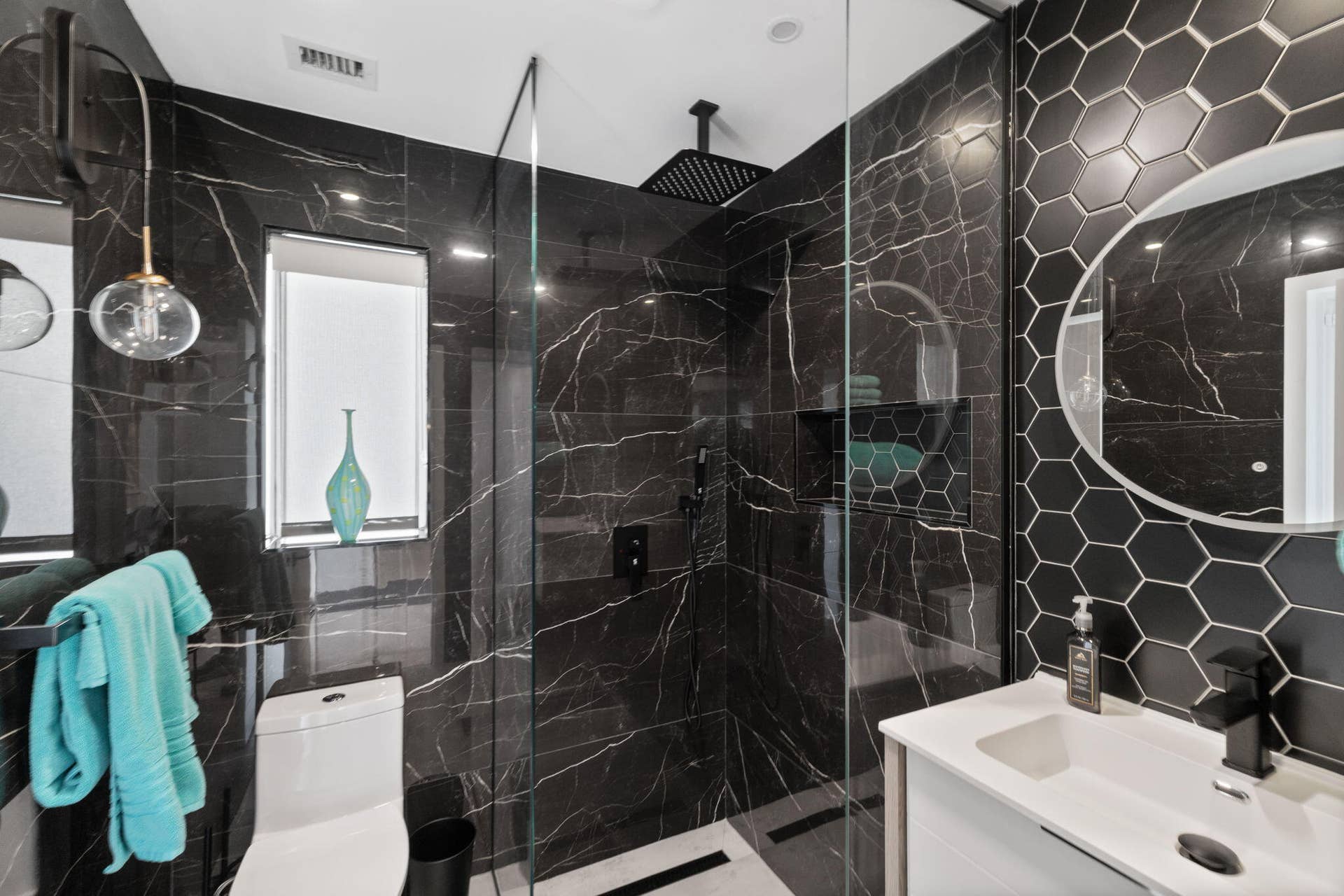 3321 NE 59th Street, Fort Lauderdale, FL 33308 3 bathroom next to kitchen