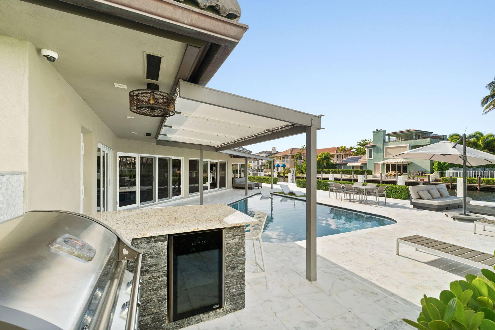 3321 NE 59th Street, Fort Lauderdale, FL 33308 outdoor bbq kitchen area