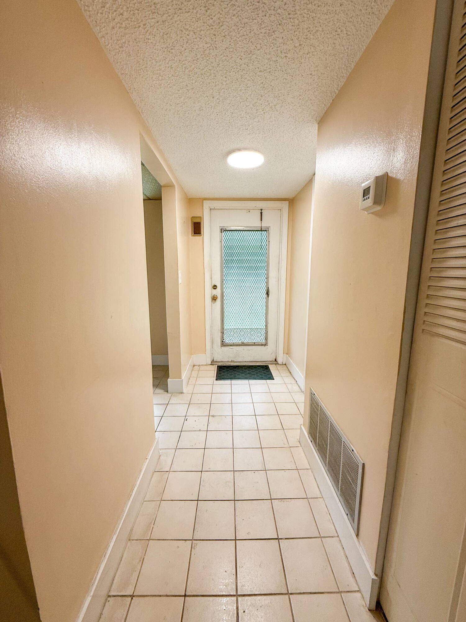 604 NE 2nd Street, #122, Dania Beach, FL 33004 Hallway leading into living area