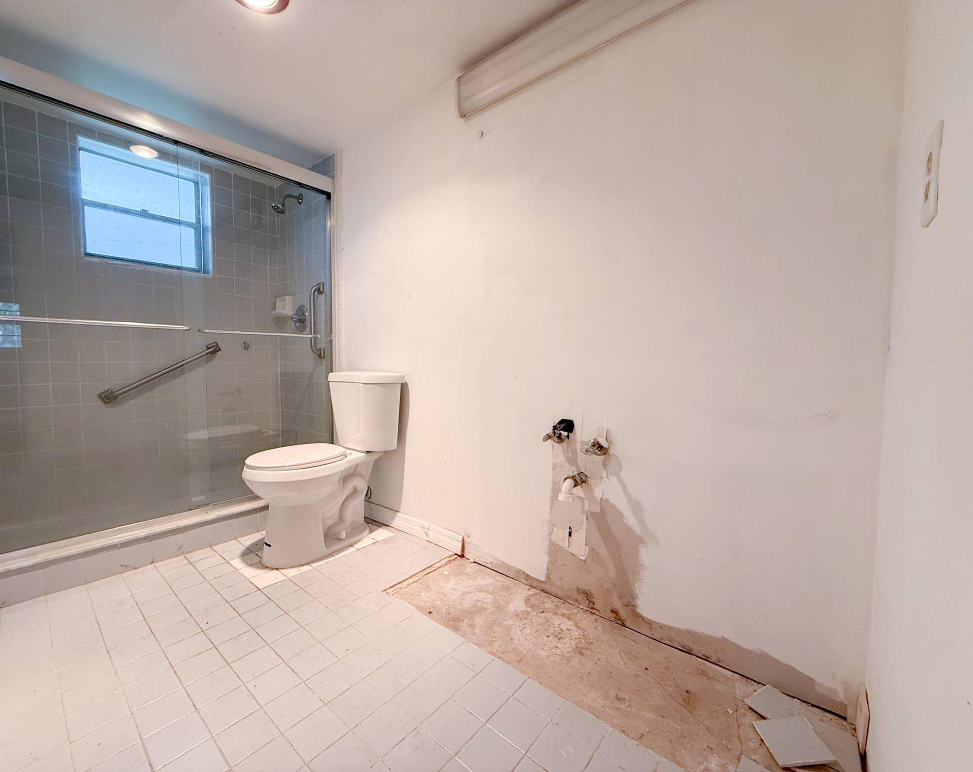 604 NE 2nd Street, #122, Dania Beach, FL 33004 Primary Bathroom