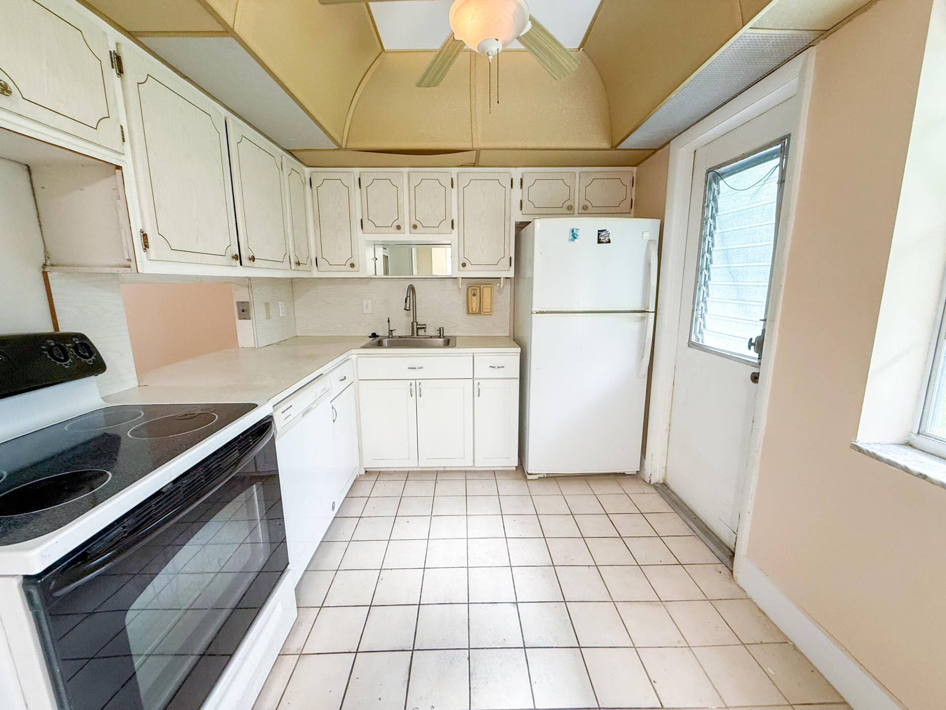 604 NE 2nd Street, #122, Dania Beach, FL 33004 Kitchen