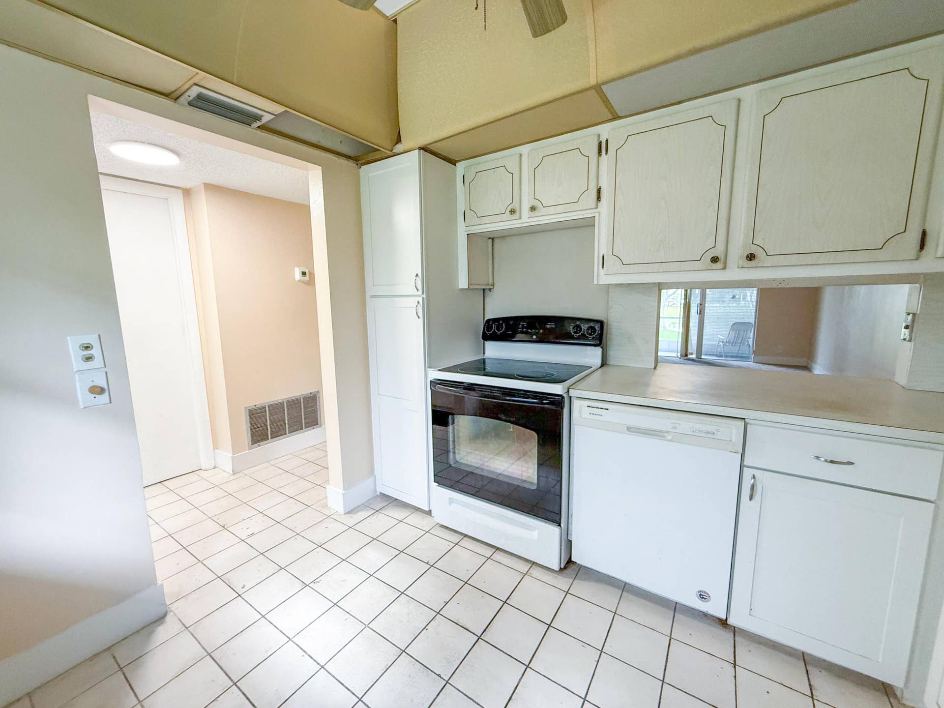 604 NE 2nd Street, #122, Dania Beach, FL 33004 Kitchen