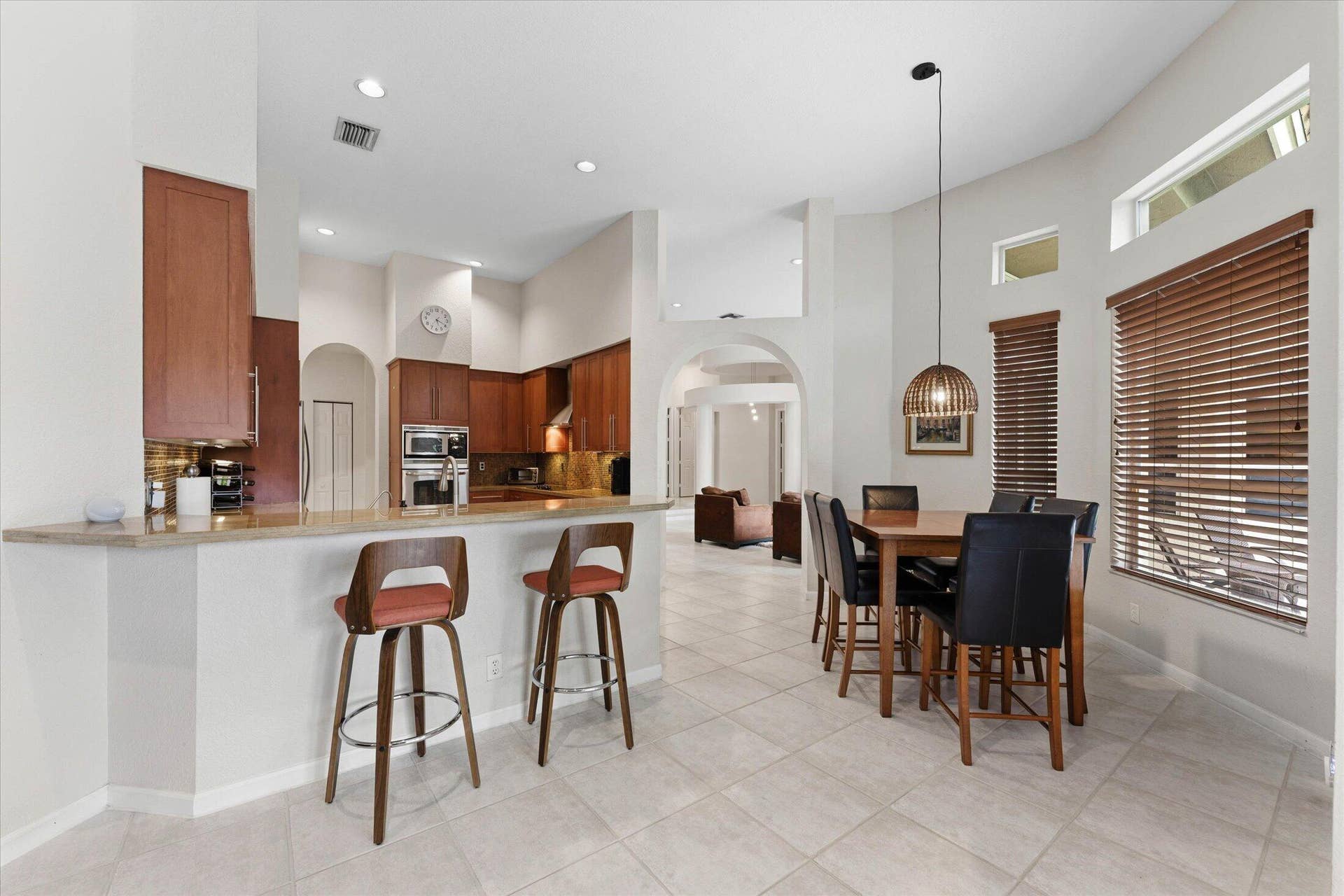 Bar counter and eat-in kitchen area