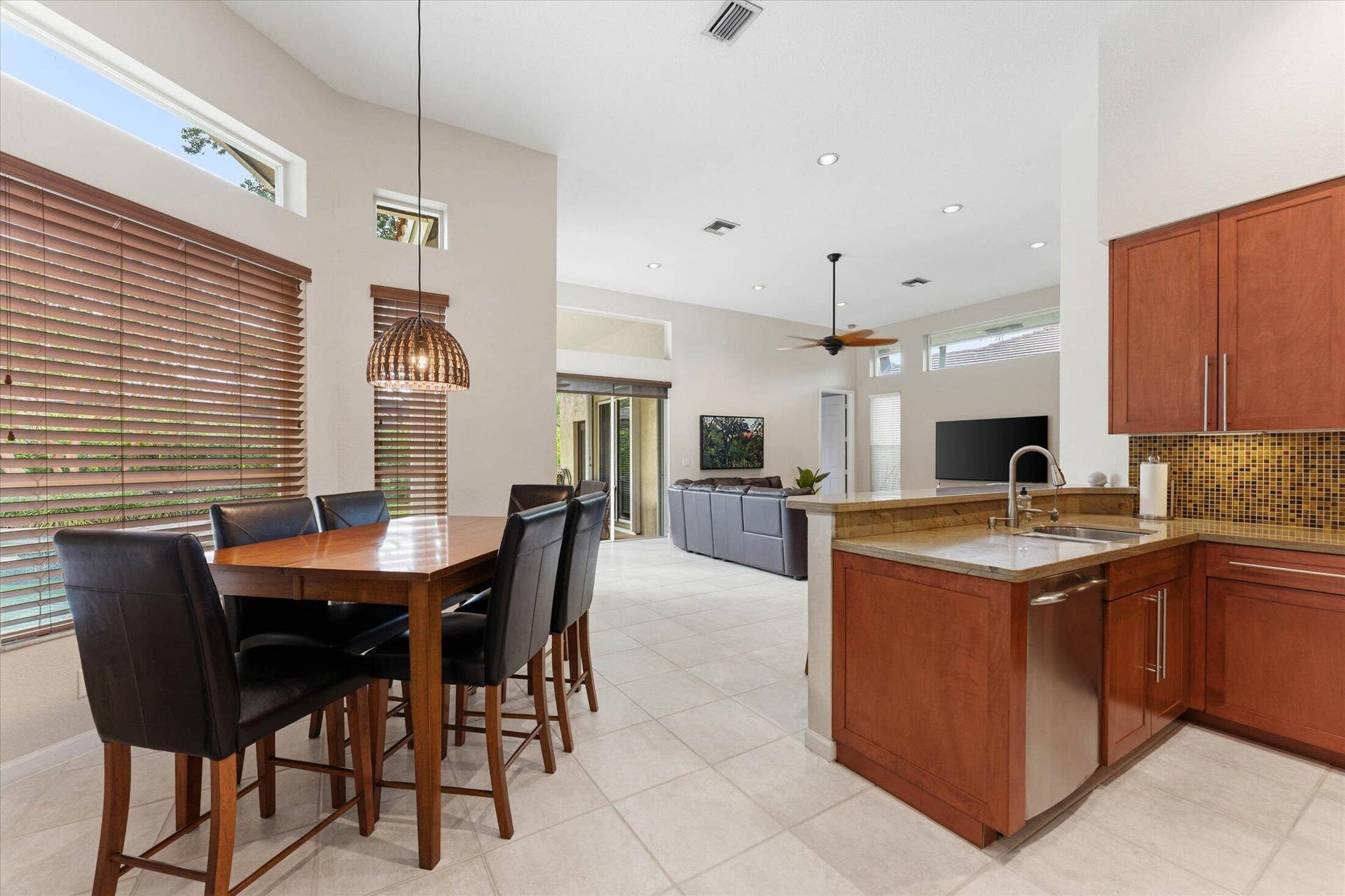 Eat-in kitchen area