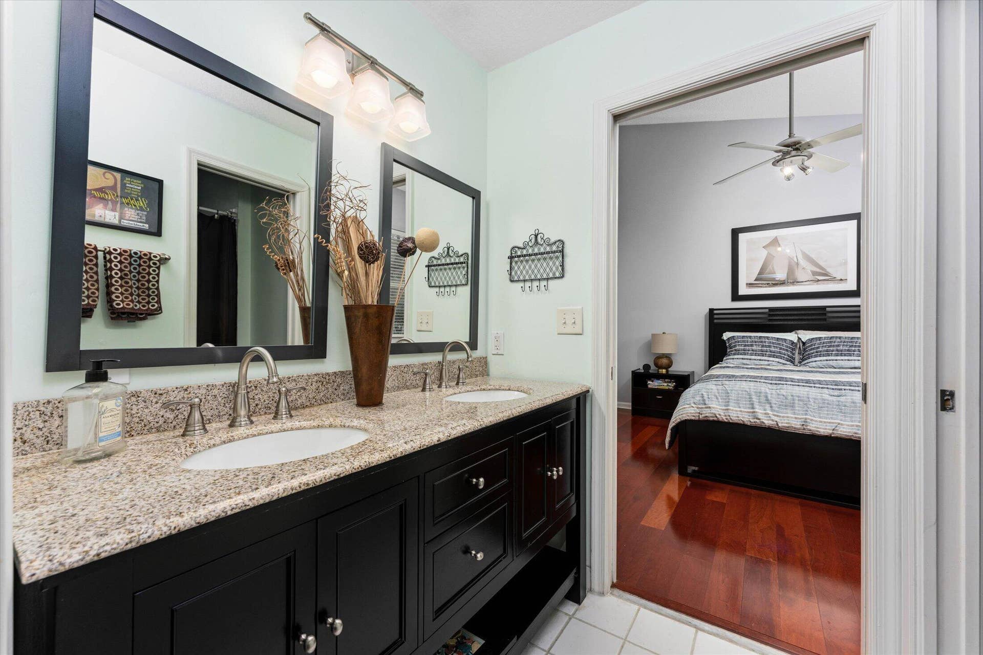 Bathroom 2 (Jack and Jill)