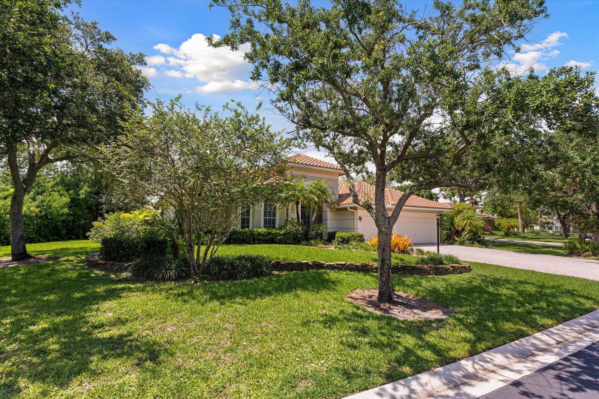 Side yard, pretty curb appeal