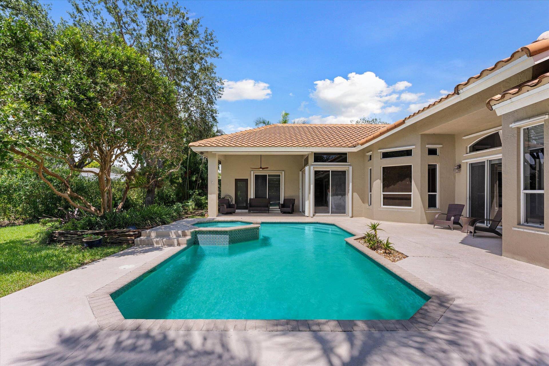Perfect pool to relax in!
