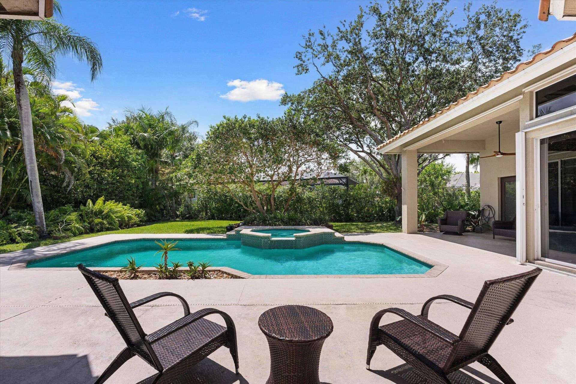Peaceful backyard space, pool and jacuzzi