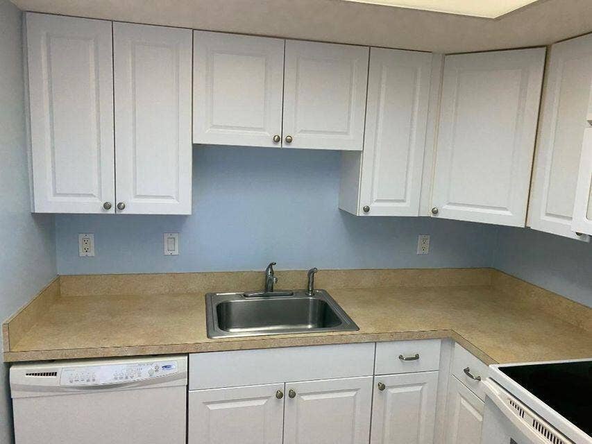 120 Wettaw Lane, #112, North Palm Beach, FL 33408 kitchen