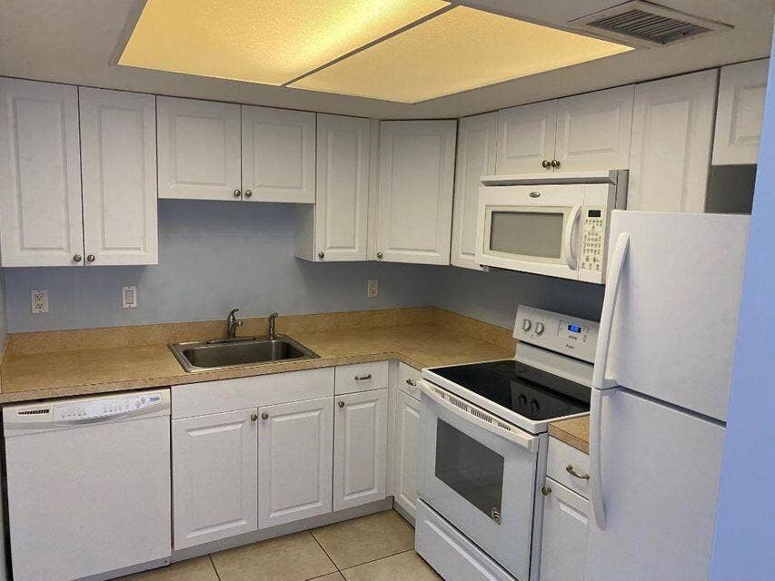 120 Wettaw Lane, #112, North Palm Beach, FL 33408 kitchen 2