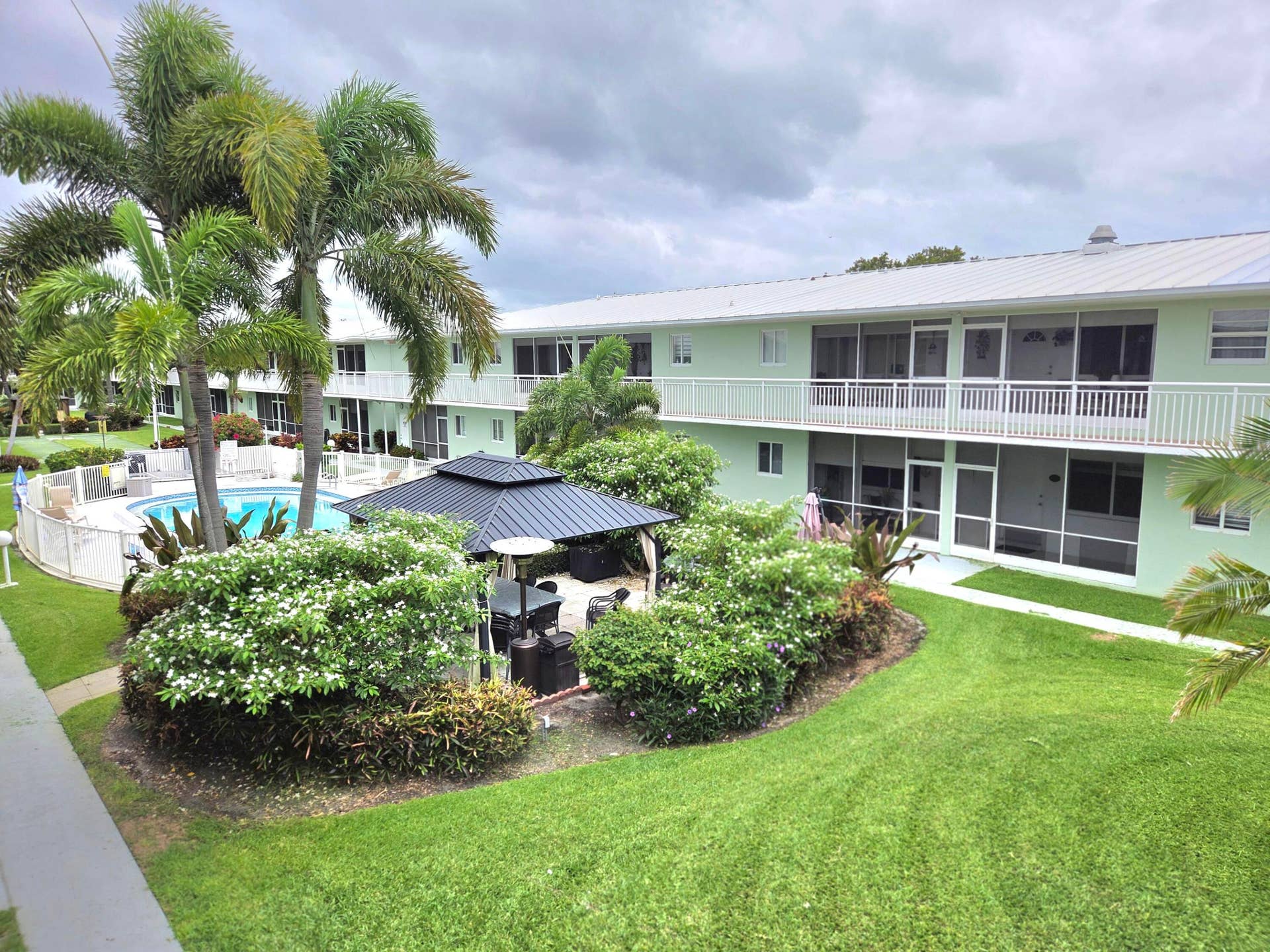 2100 NE 38th Street NE, #207, Lighthouse Point, FL 33064 Central Courtyard