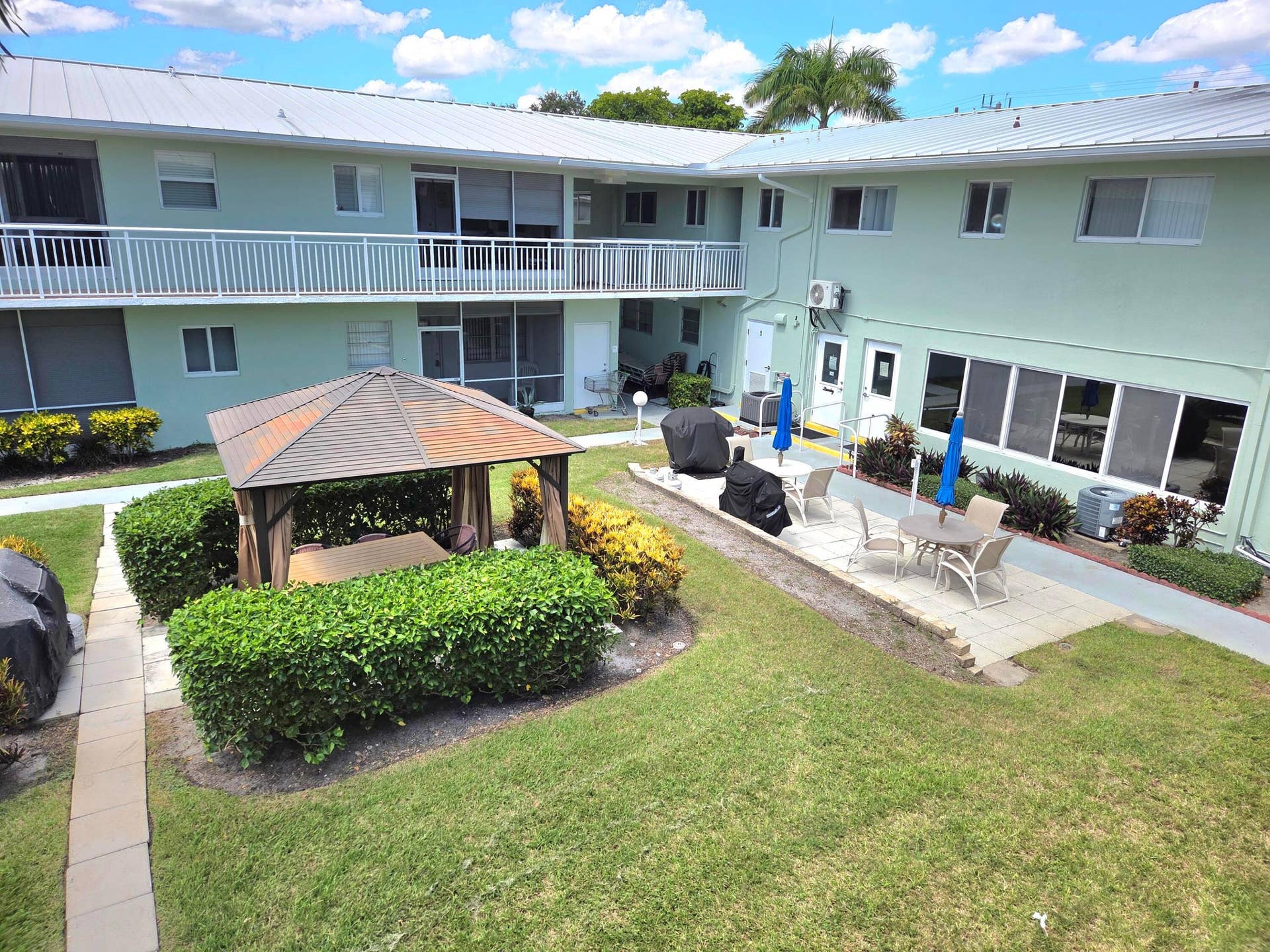 2100 NE 38th Street NE, #207, Lighthouse Point, FL 33064 BBQ Area