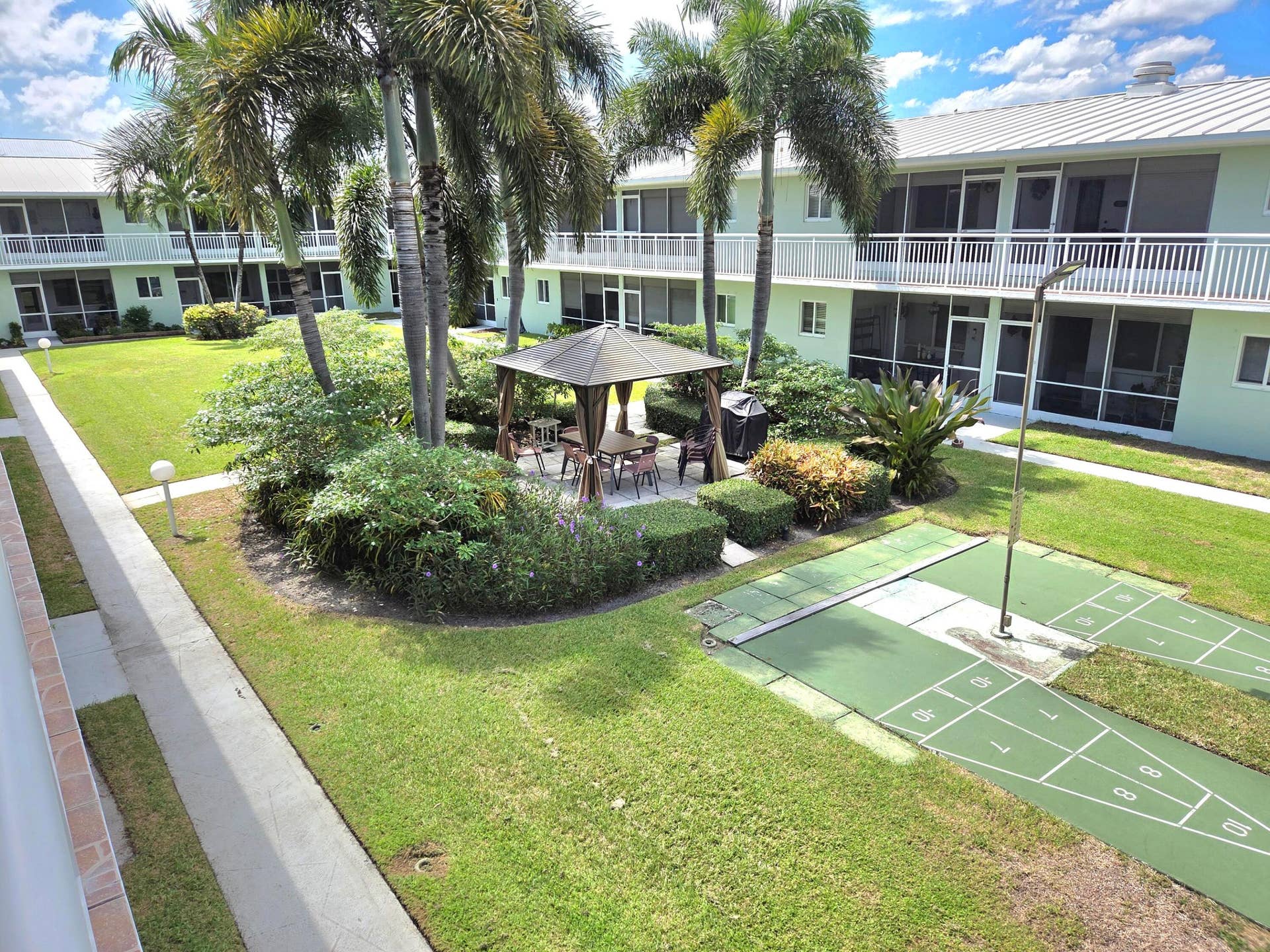 2100 NE 38th Street NE, #207, Lighthouse Point, FL 33064 South Courtyard Tiki