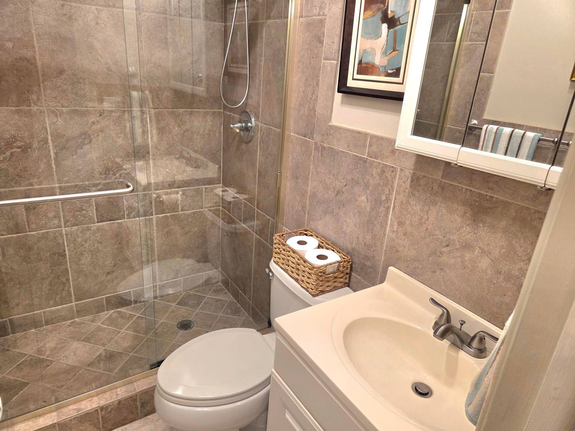 2100 NE 38th Street NE, #207, Lighthouse Point, FL 33064 Guest Bathroom