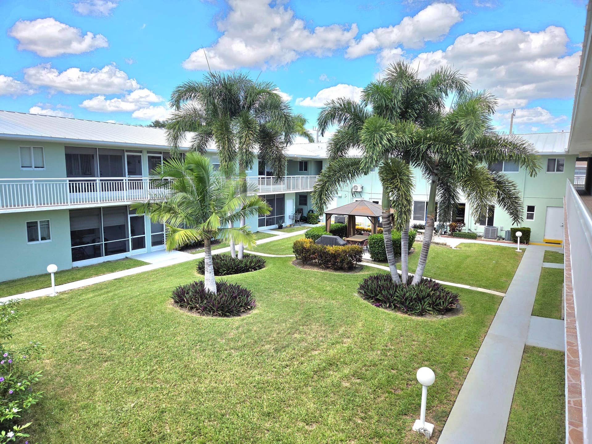 2100 NE 38th Street NE, #207, Lighthouse Point, FL 33064 North Courtyard Tiki