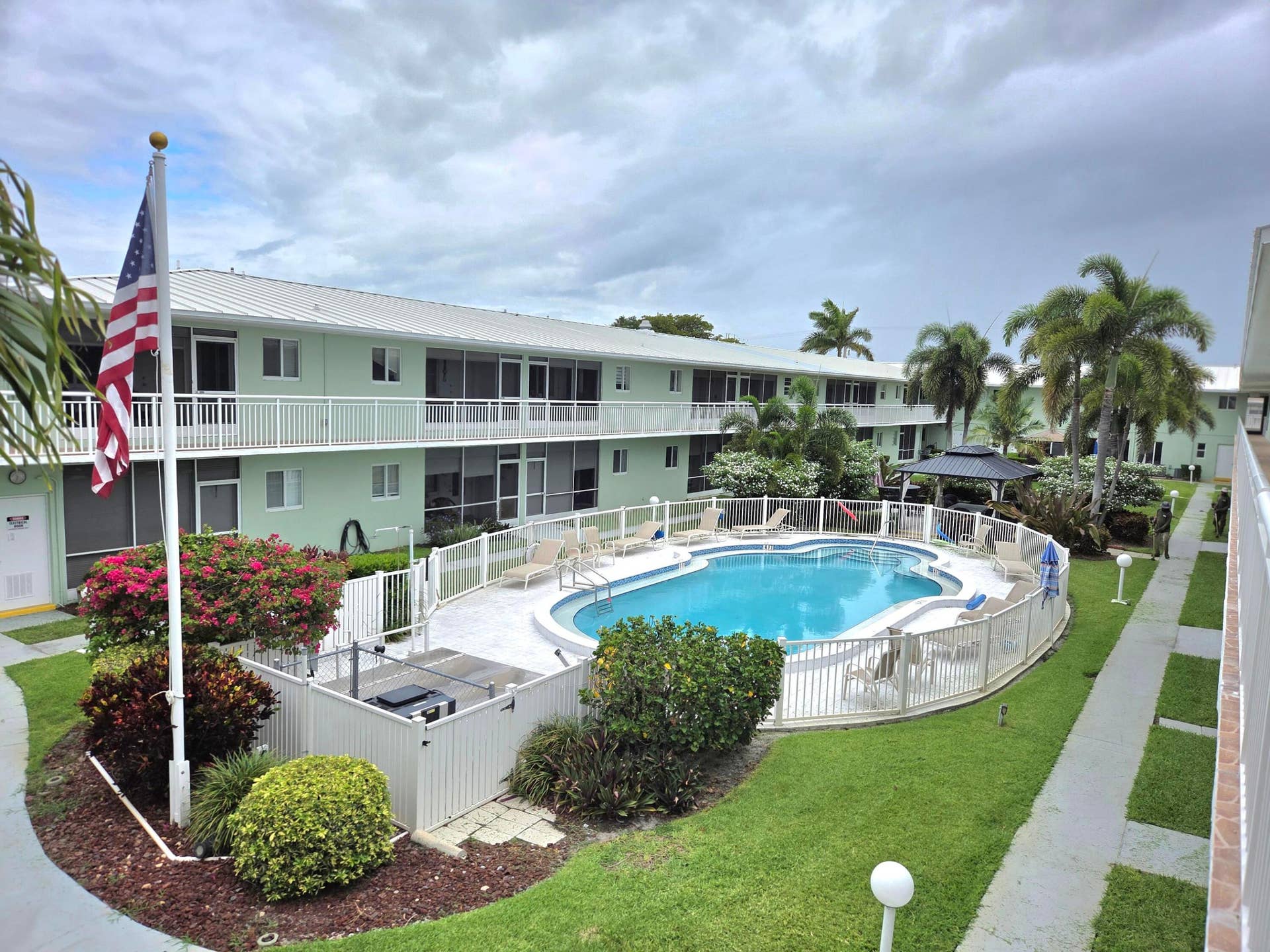 2100 NE 38th Street NE, #207, Lighthouse Point, FL 33064 Central courtyard
