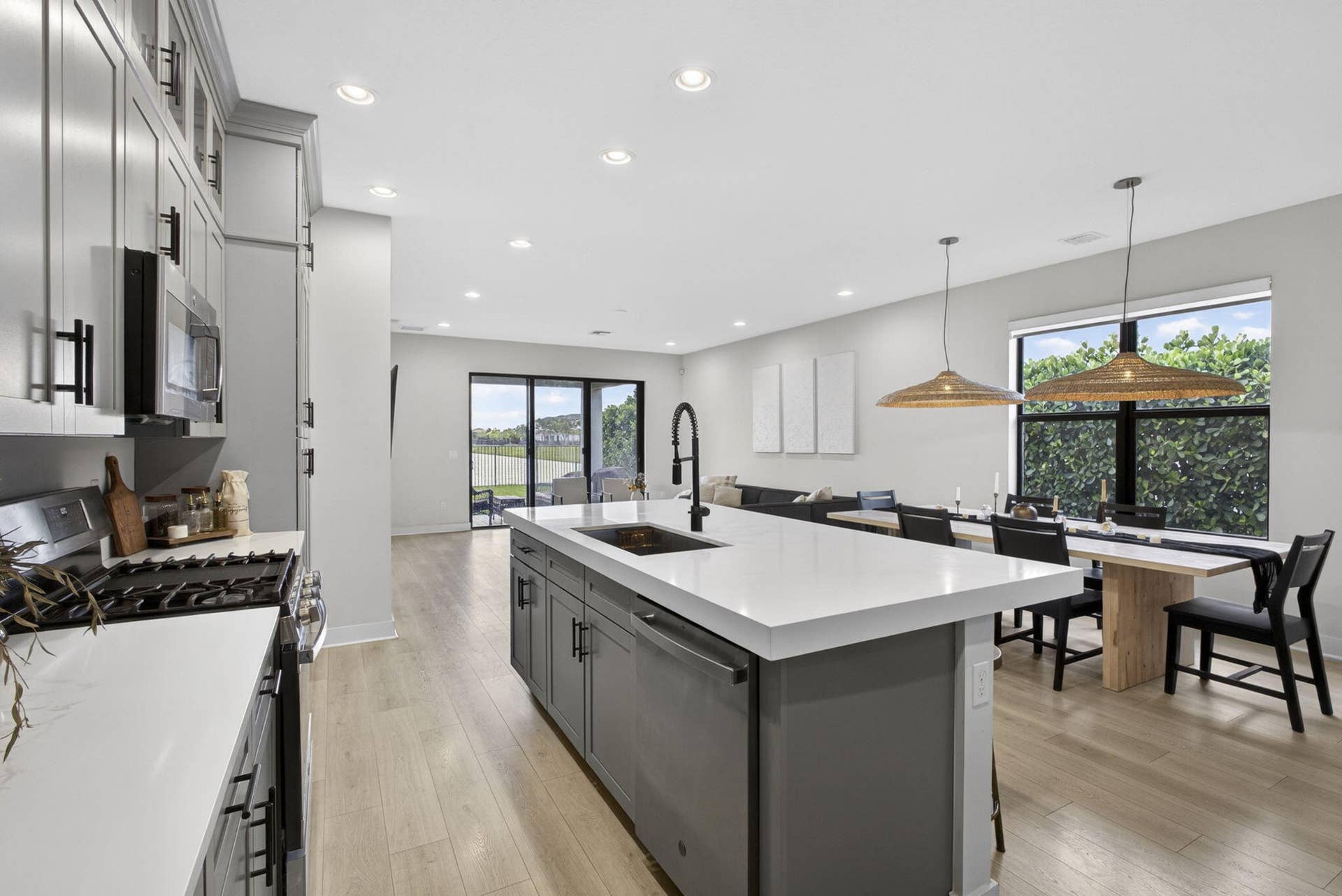 Large Island with breakfast bar