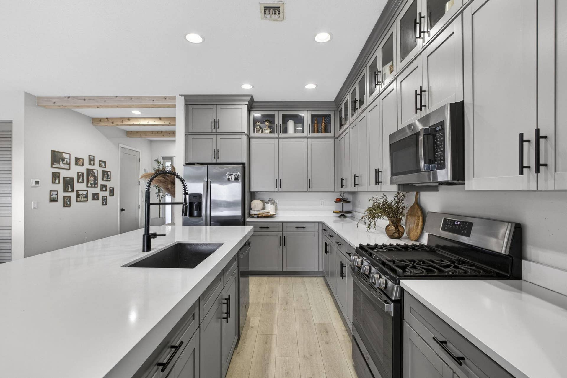 Large Island with breakfast bar