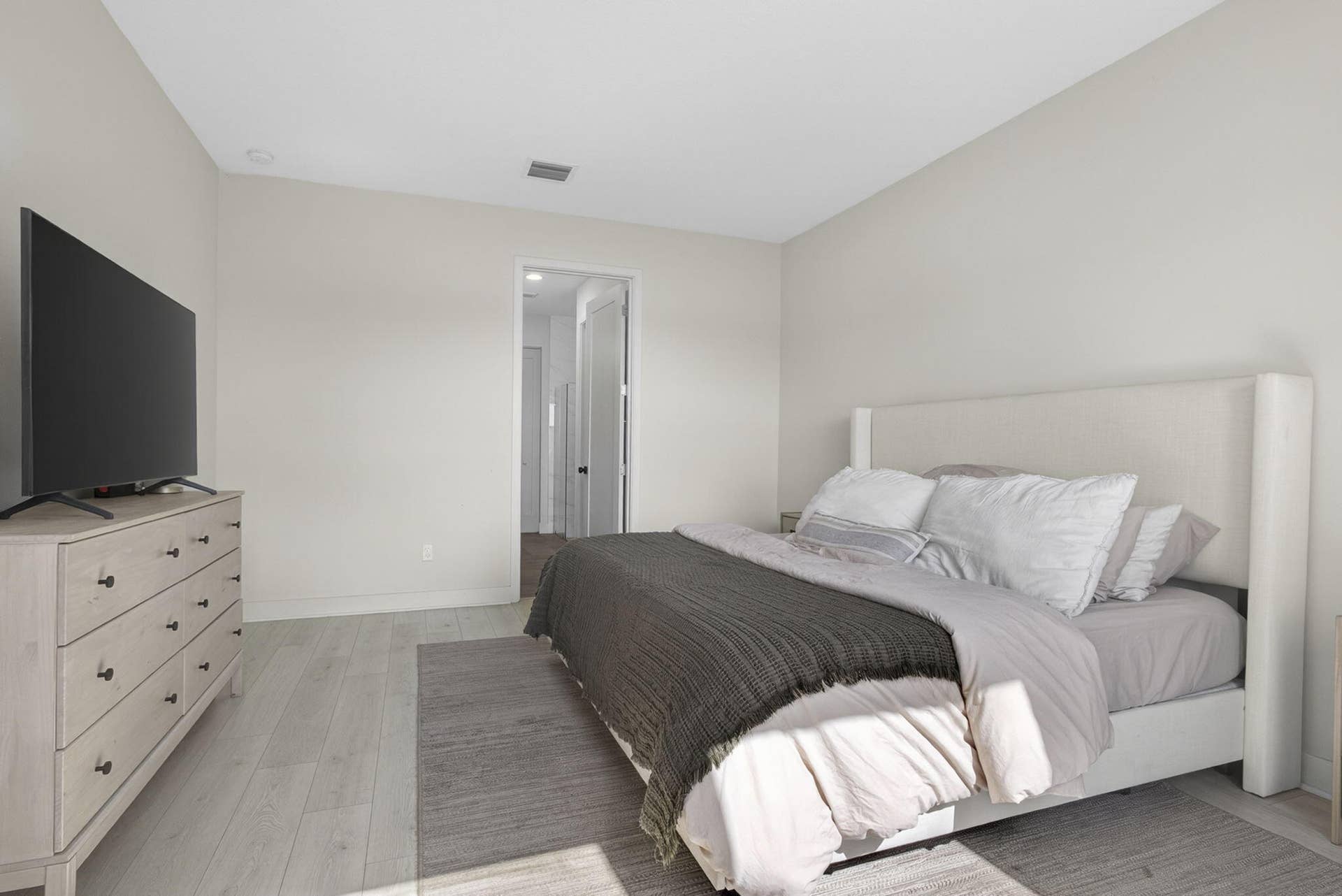 1st Floor, King bed
