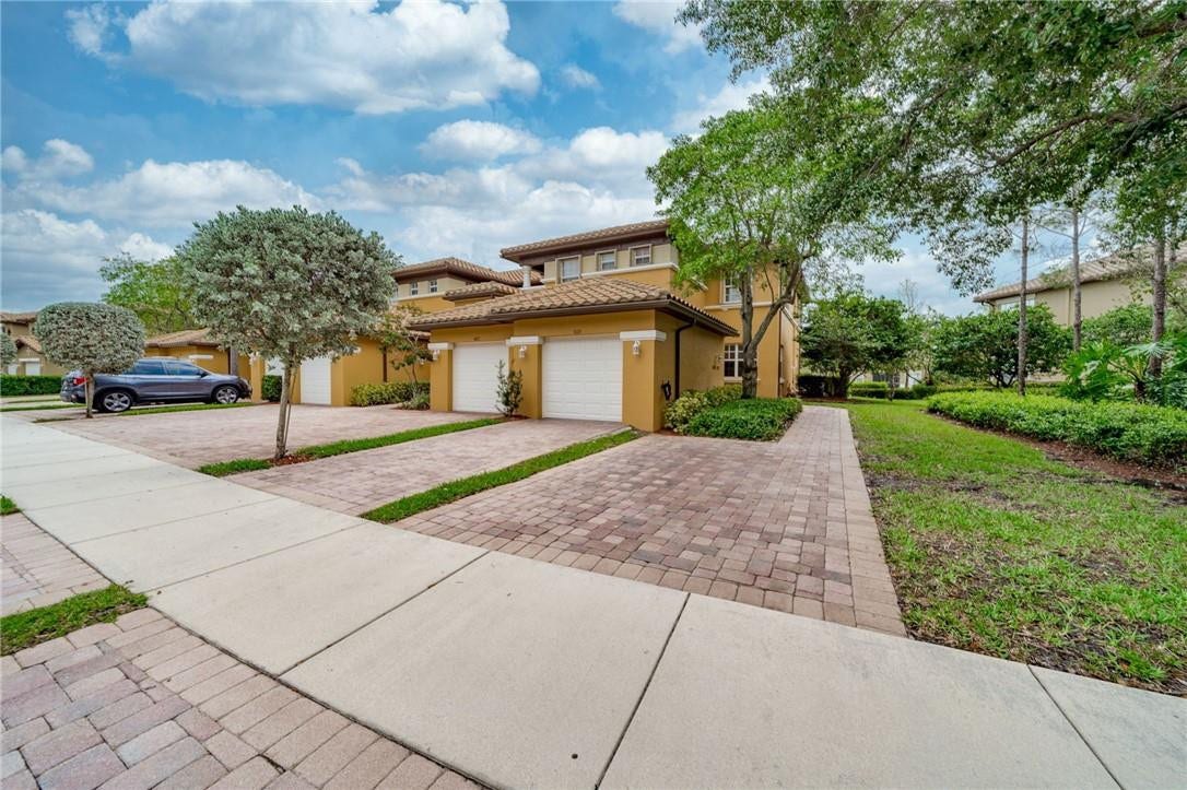 8012 NW 128th Lane, Parkland, FL 33076 Photo 4
