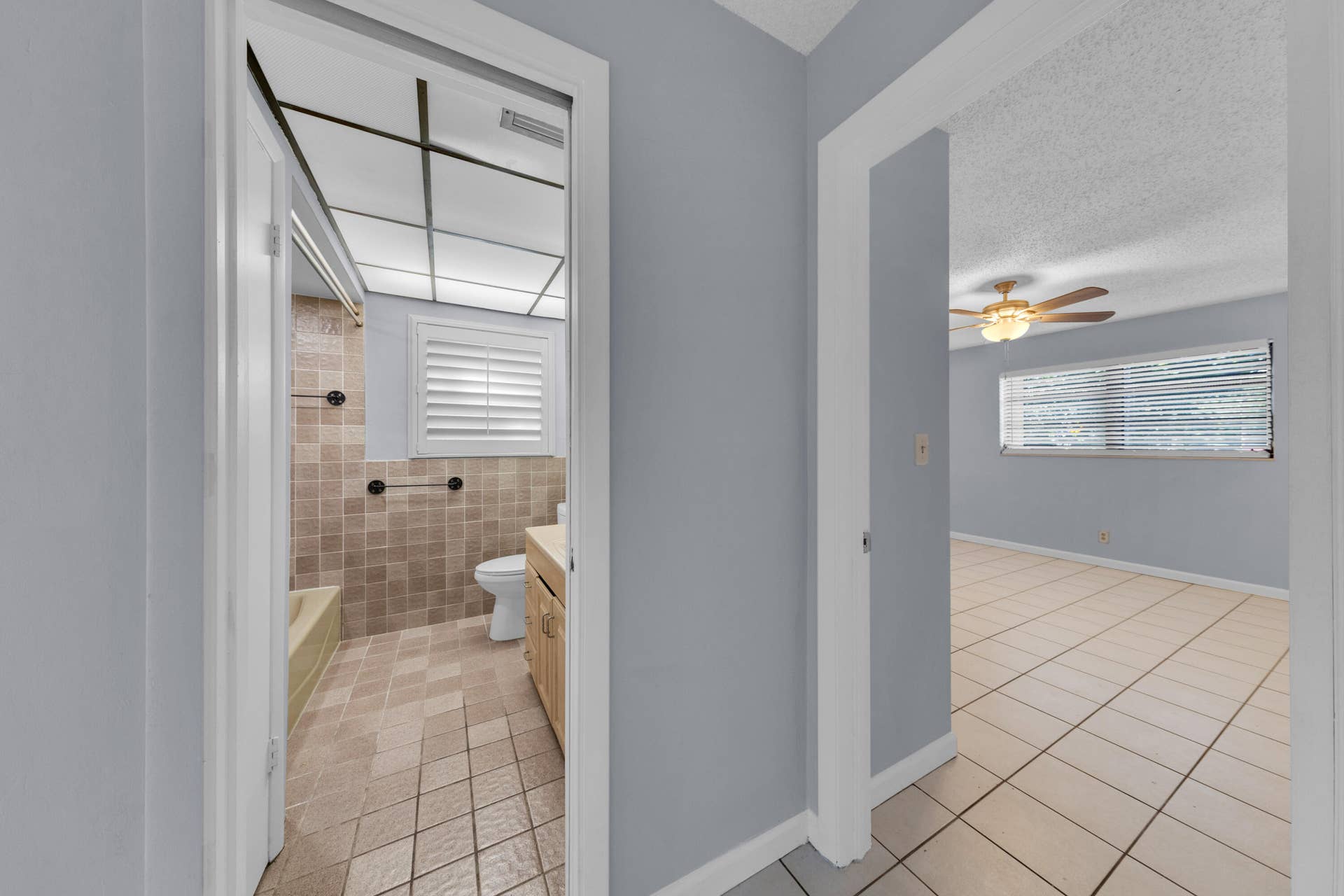 608-612 NE 21st Court, Wilton Manors, FL 33305 608 - Jallway to bathroom