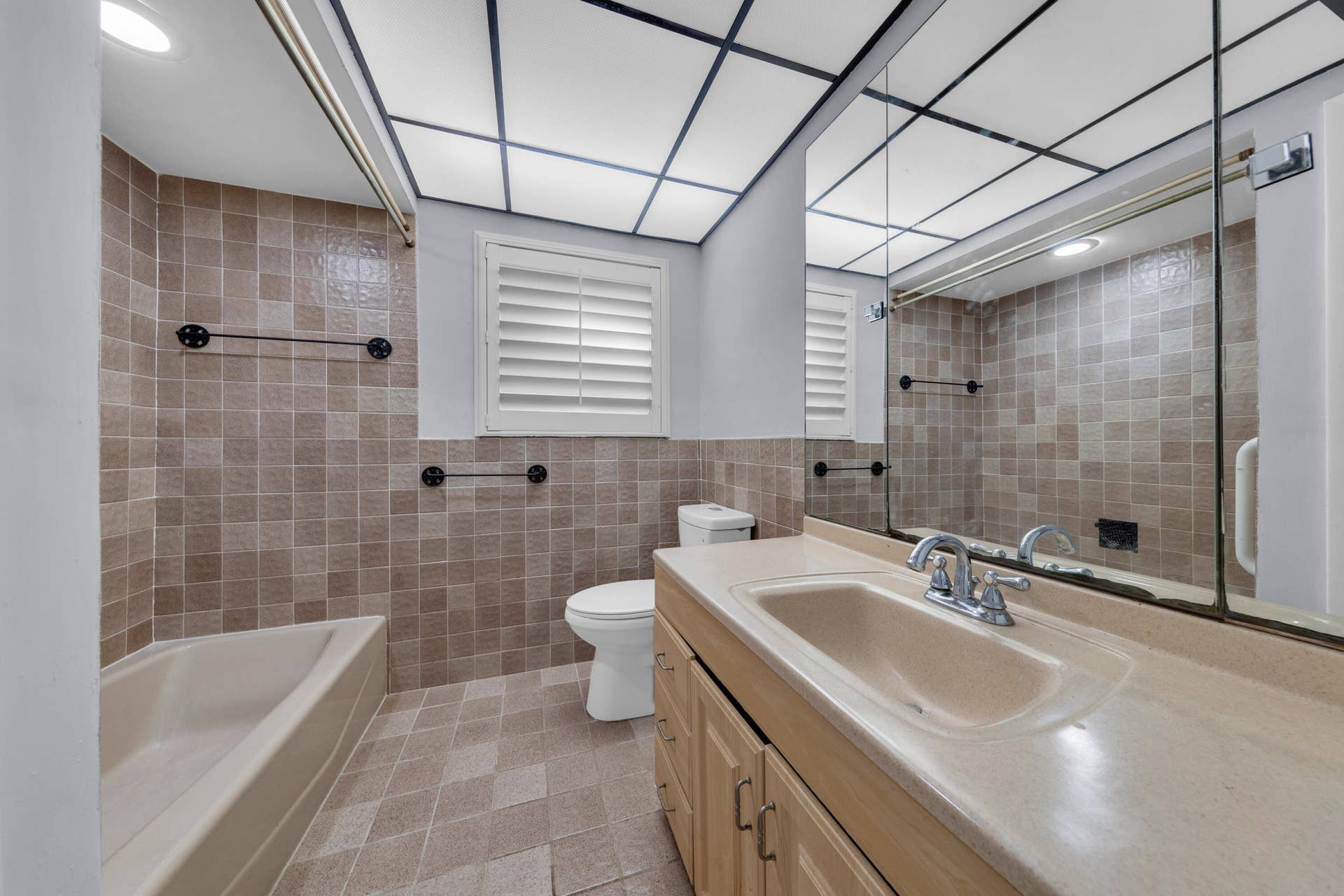608-612 NE 21st Court, Wilton Manors, FL 33305 608 -Bathroom