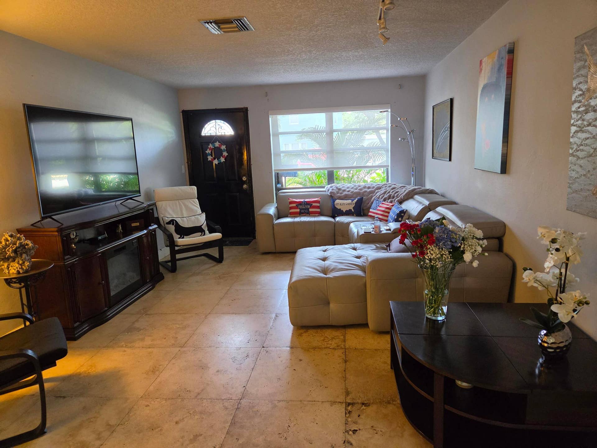 608-612 NE 21st Court, Wilton Manors, FL 33305 612- Living room