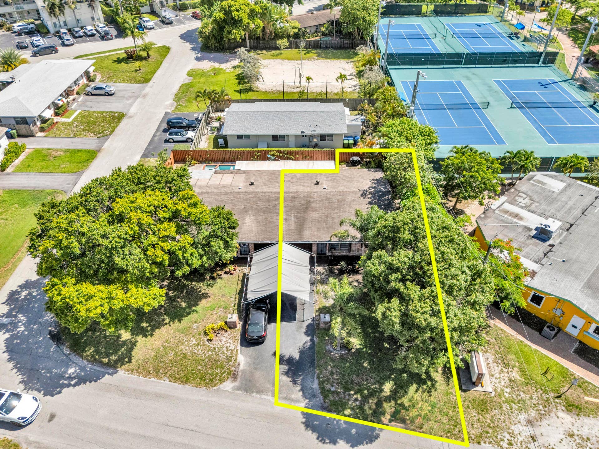 608-612 NE 21st Court, Wilton Manors, FL 33305 608 - duplex side