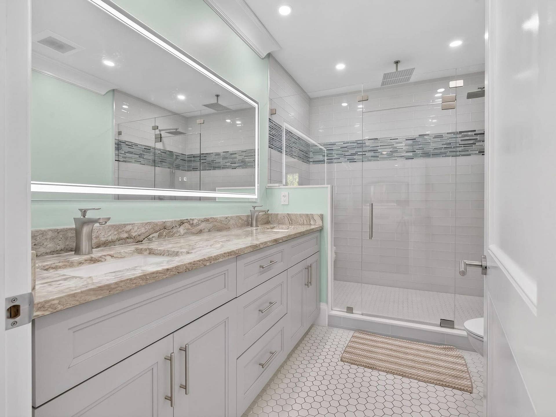 1st Floor Master Bath