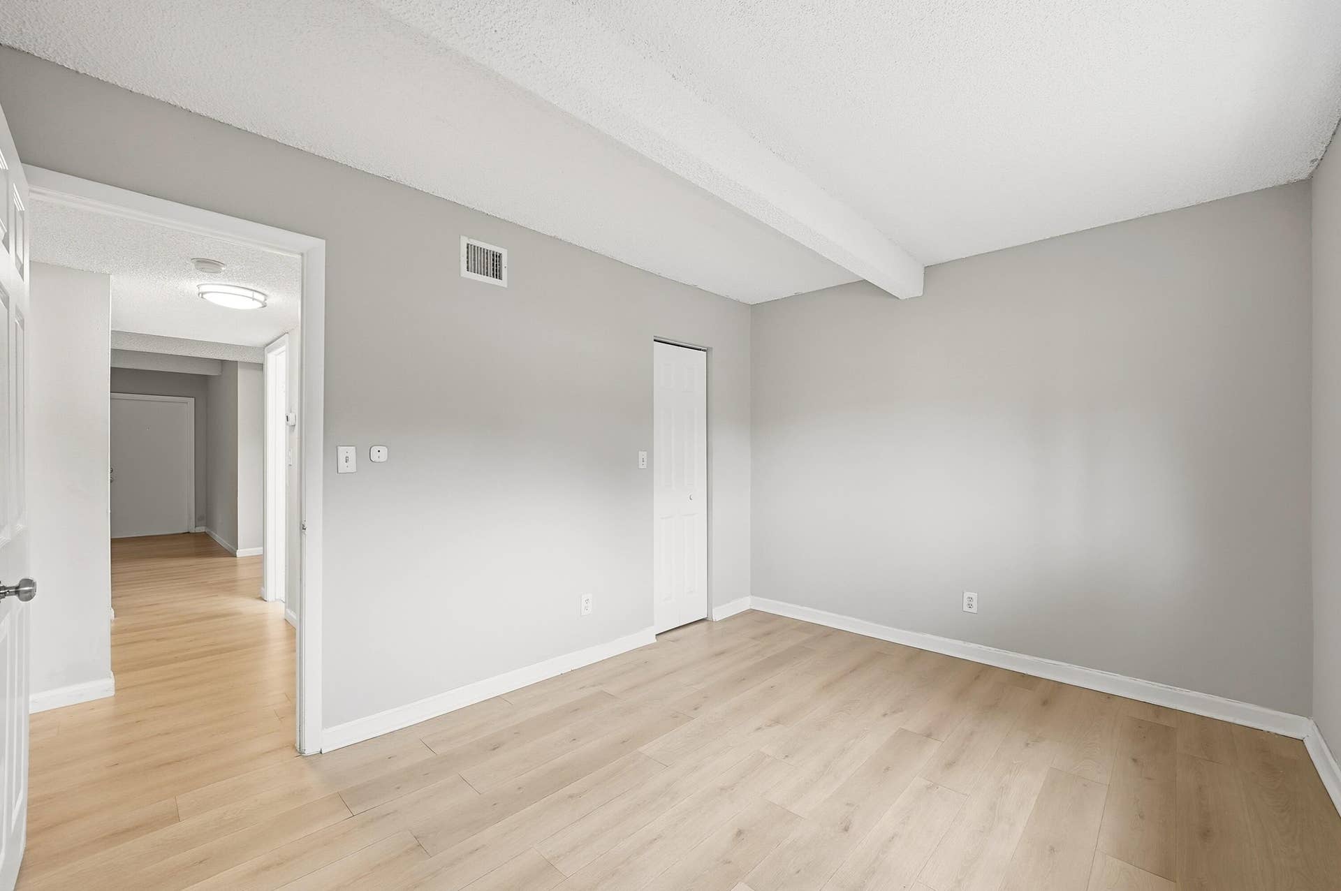 17_bedroom