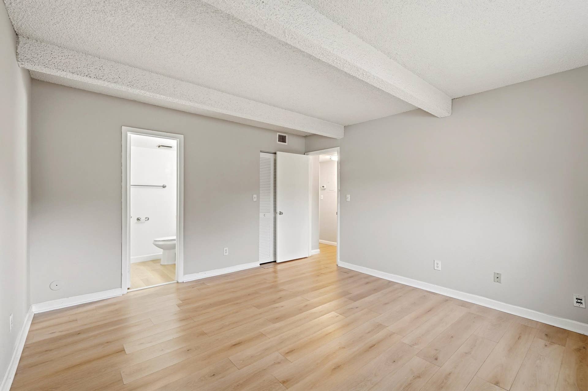 21_primary bedroom