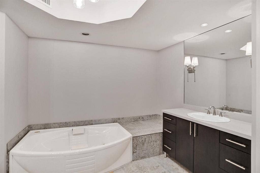 1228 Hillsboro, #204, Hillsboro Beach, FL 33062 PRIMARY BATHROOM