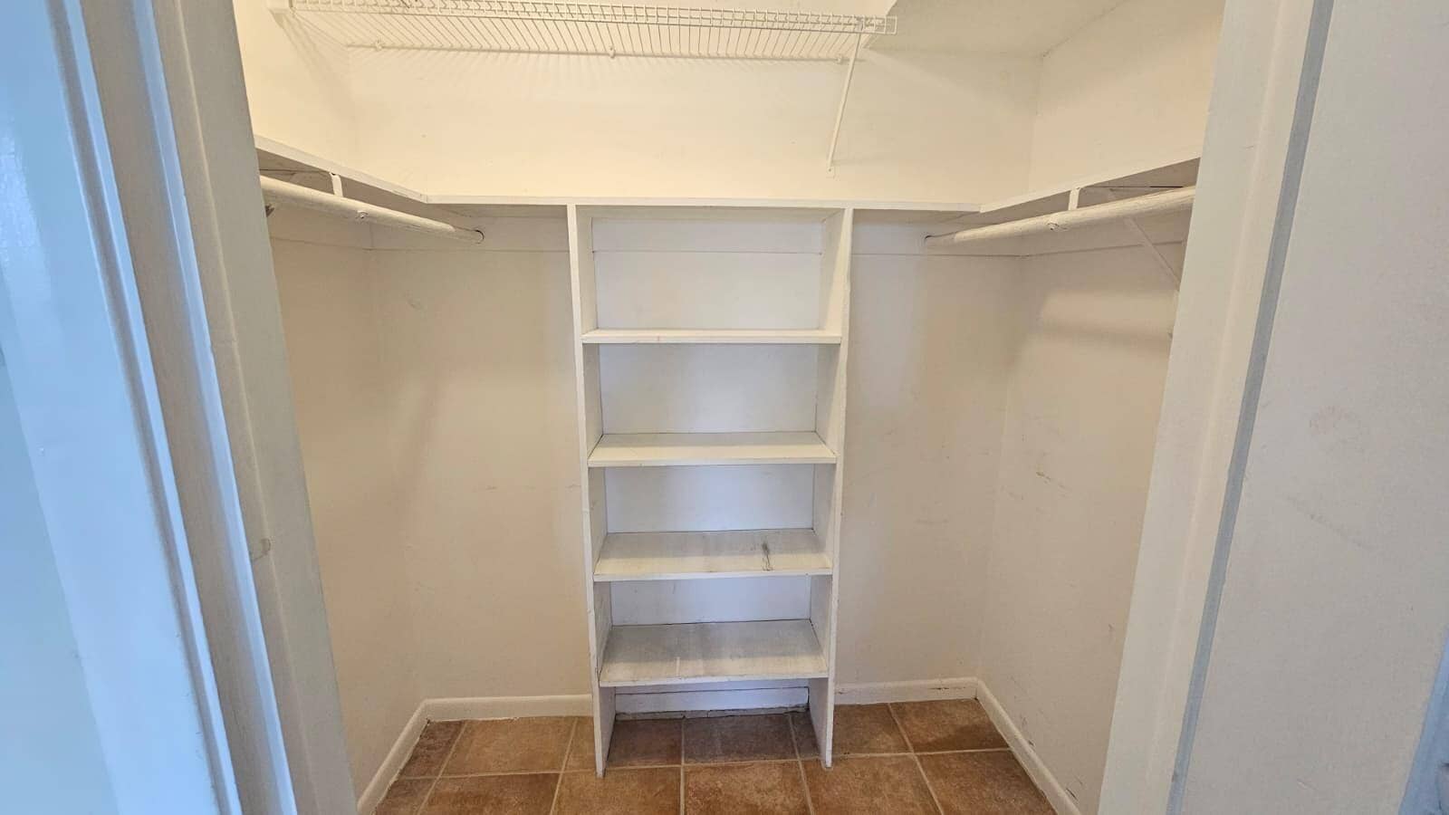 9911 SANDLEFOOT_MASTER BEDROOM CLOSET