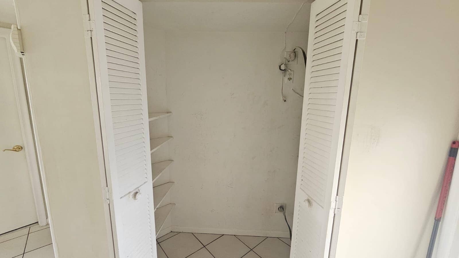 9911 SANDLEFOOT_ A C CLOSET
