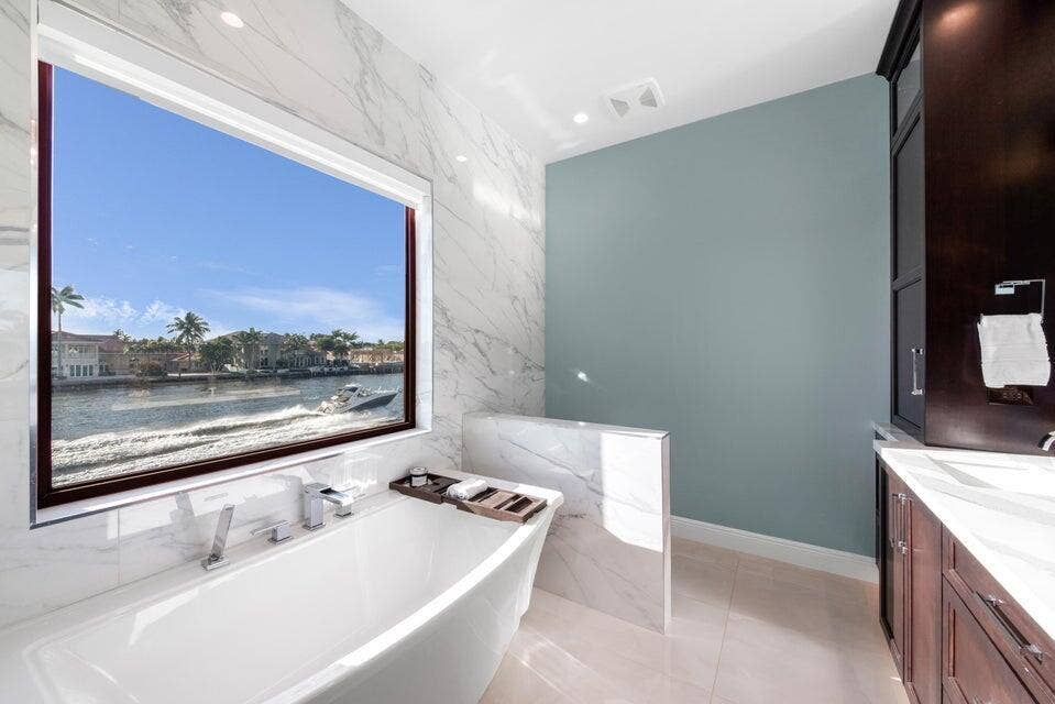 4555 W Tradewinds Avenue, Lauderdale By The Sea, FL 33308 Soaking Tub