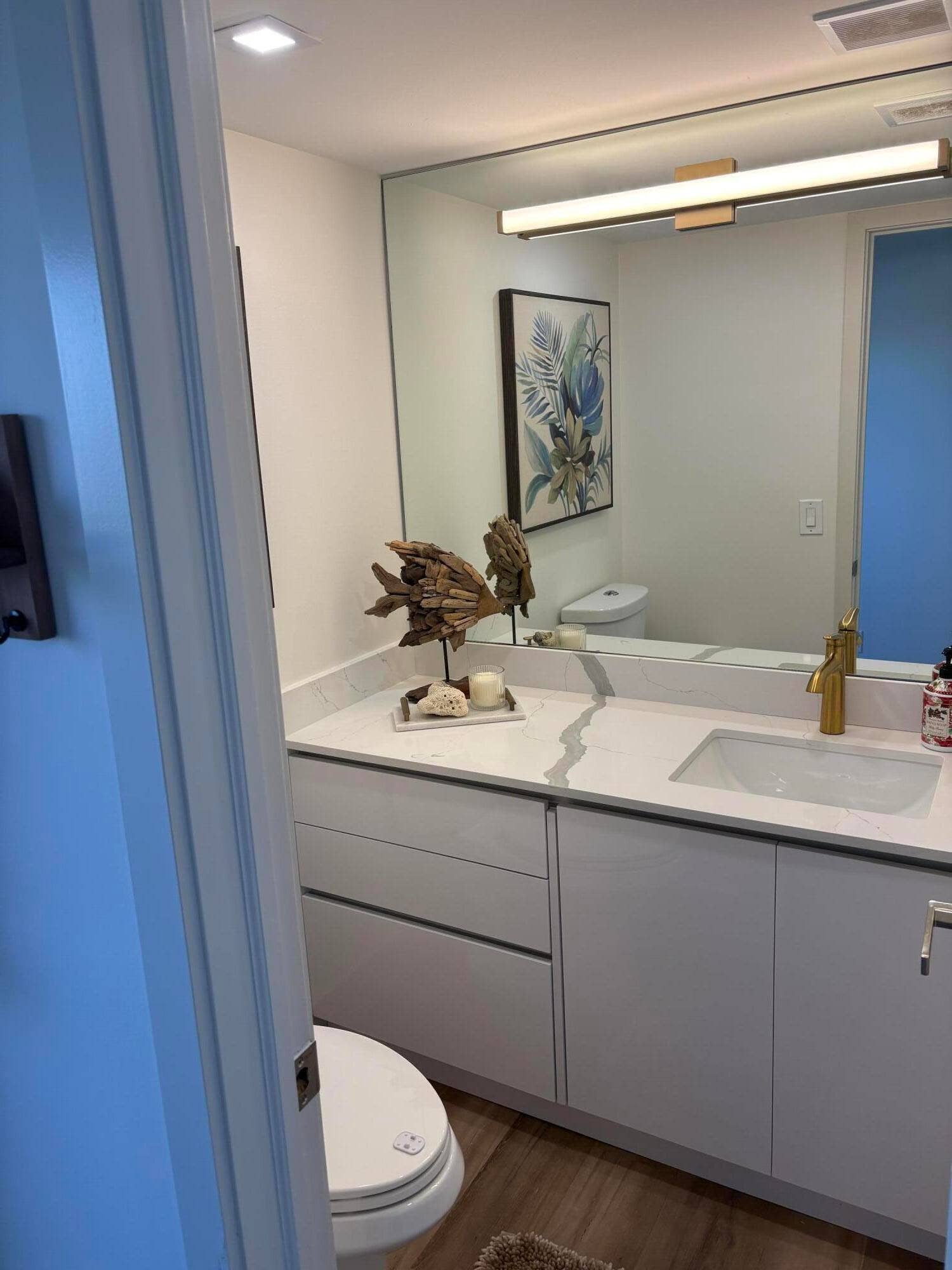 2200 NE 33rd Avenue, #11G, Fort Lauderdale, FL 33305 guest bathroom