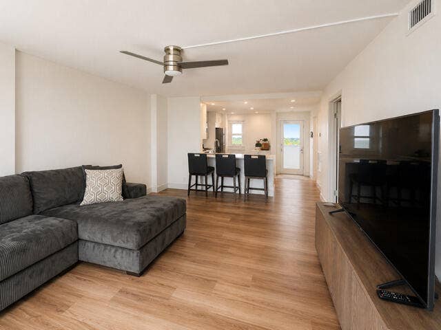 2200 NE 33rd Avenue, #11G, Fort Lauderdale, FL 33305 Liv room