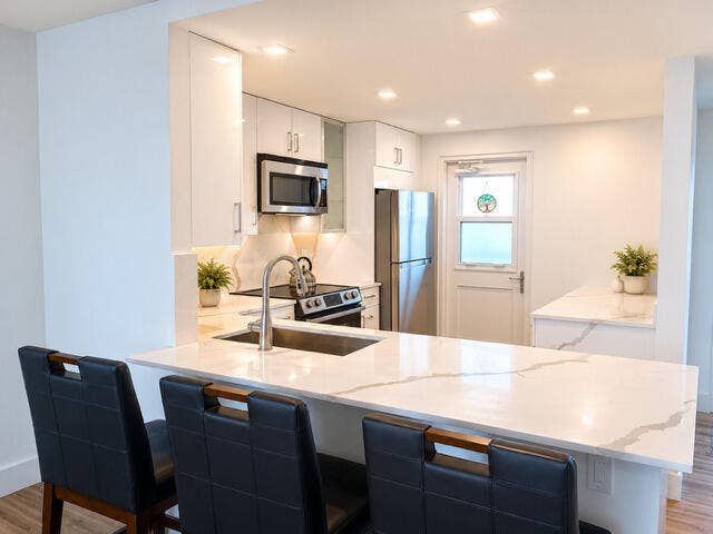 2200 NE 33rd Avenue, #11G, Fort Lauderdale, FL 33305 Island dining