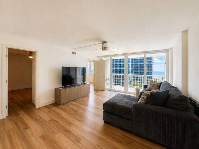 2200 NE 33rd Avenue, #11G, Fort Lauderdale, FL 33305 liv room