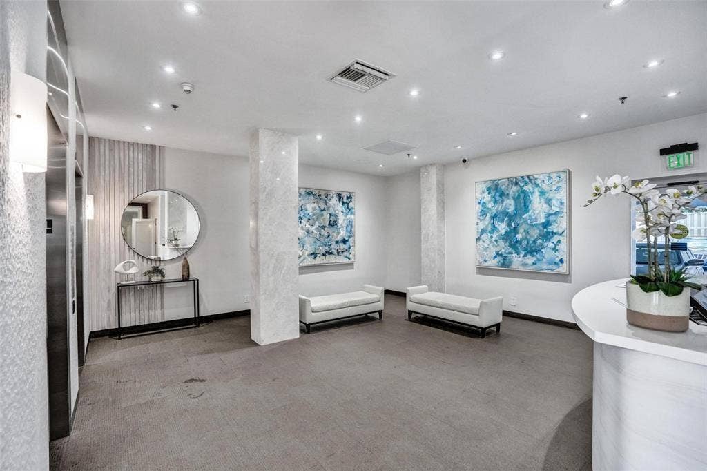 2200 NE 33rd Avenue, #11G, Fort Lauderdale, FL 33305 lobby front desk manned 24 hour security
