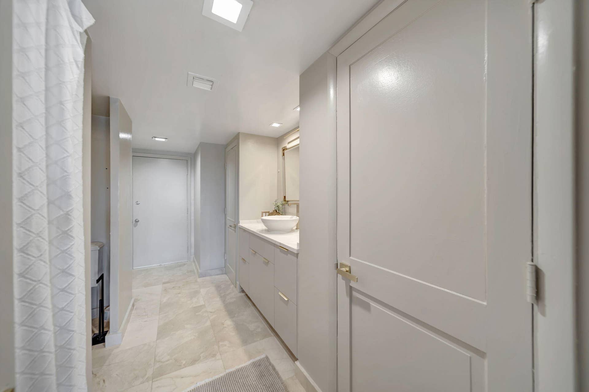 2100 S Ocean Lane, #101-102, Fort Lauderdale, FL 33316 Second Primary Bath