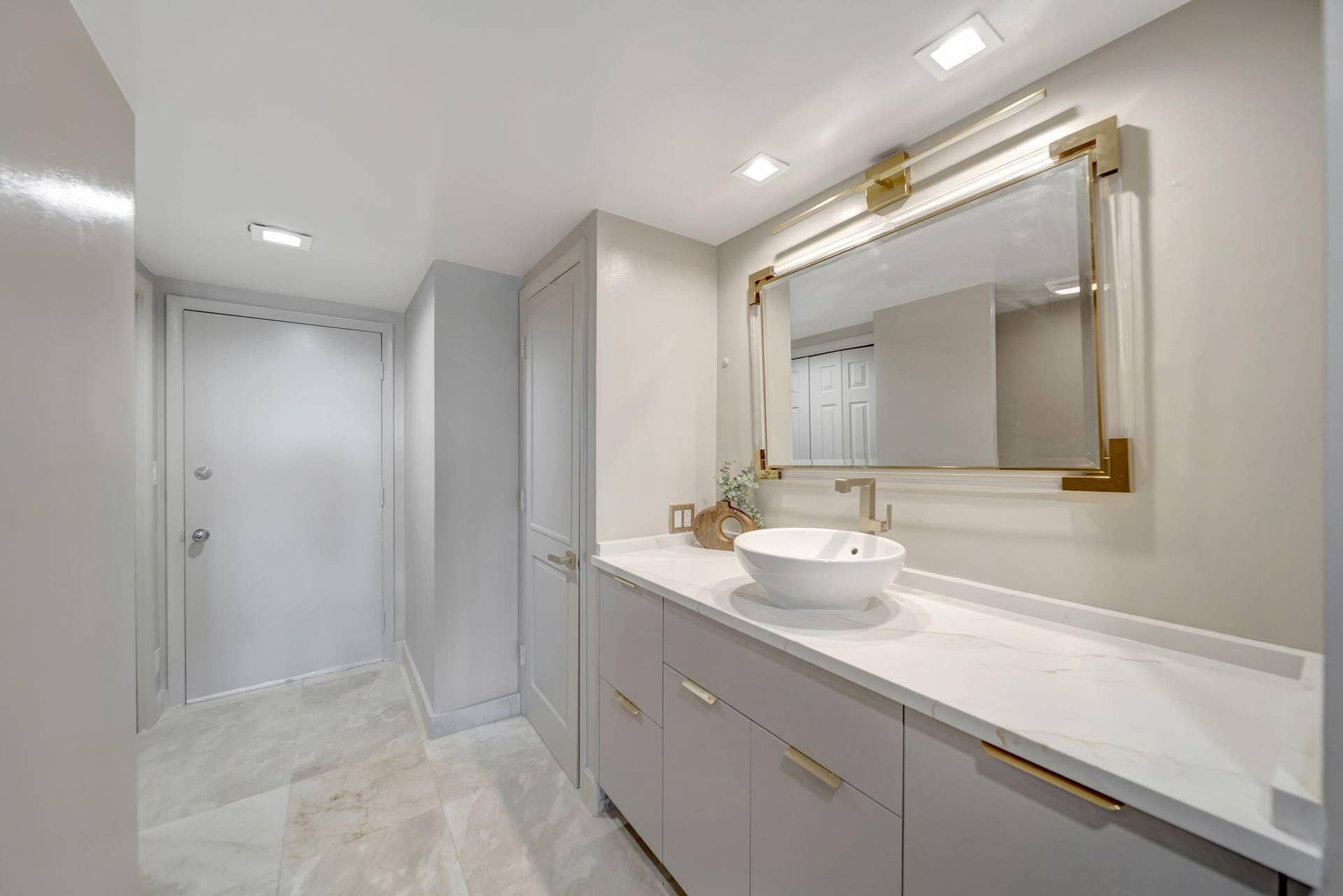 2100 S Ocean Lane, #101-102, Fort Lauderdale, FL 33316 Second Primary Bath