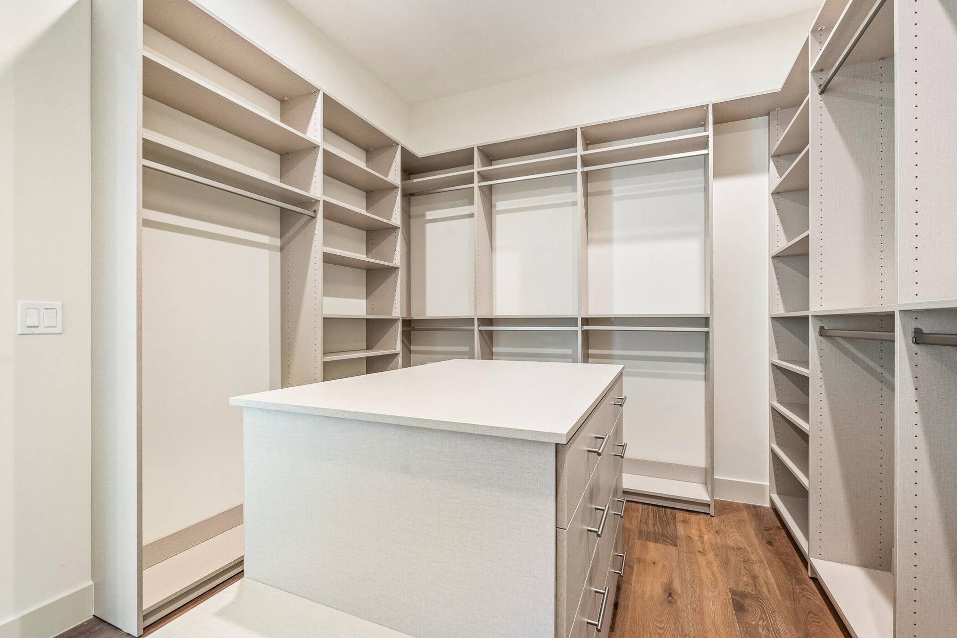 4842 S Harbor Drive, Vero Beach, FL 32967 Experience effortless organization in the custom-built closet, featuring a signature island with dedicated jewelry storage, complemented by extensive shelving and refined hanging areas