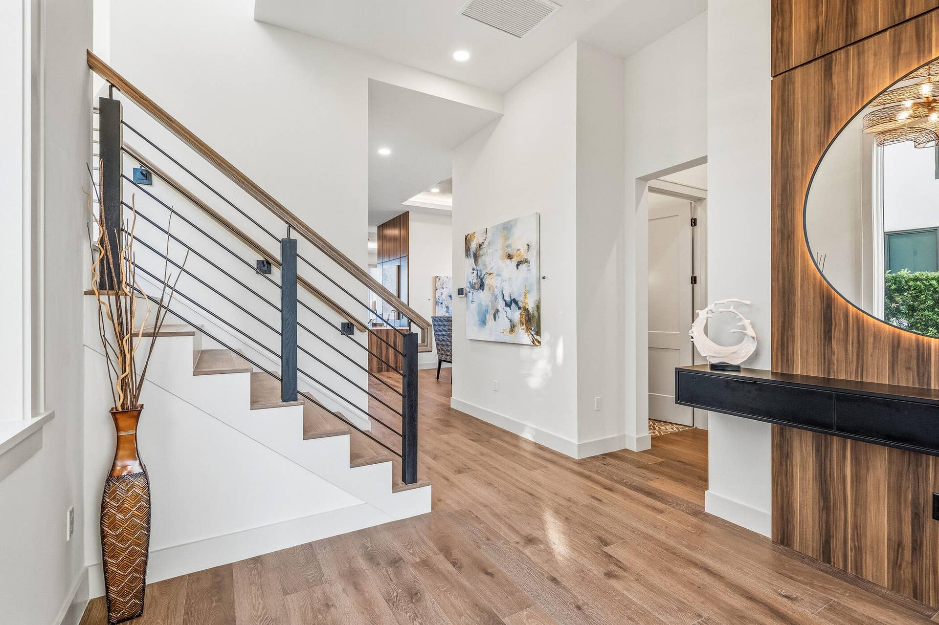 4842 S Harbor Drive, Vero Beach, FL 32967 Beautiful foyer with built - in floating console & custom illuminated mirror